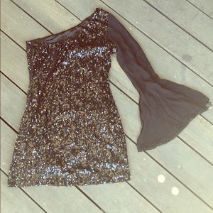 Guess by Marciano. Sequenced short dress. Size M